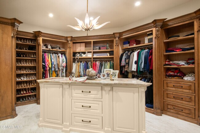 Building Photo - 4358 Cresthaven Dr