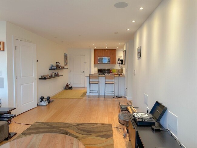 Building Photo - 16 Miner St