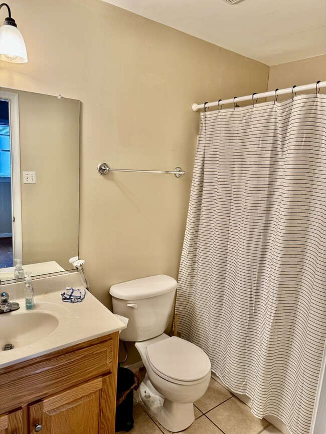 Building Photo - 1006 W Clay St