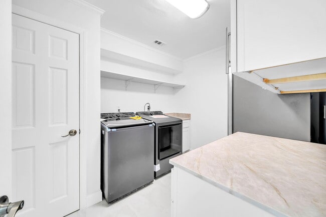 Building Photo - 1524 Glenlake Cir