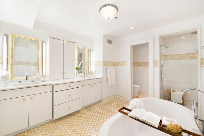 Building Photo - 313 1st St