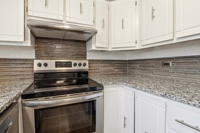 Building Photo - $1,520.95 - 2 bed, 1 bath updated ground floor Condo in Lakewood with In Unit Laundry