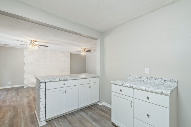 Building Photo - 3040 Woodbine Ave