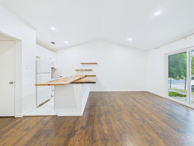 Building Photo - 1303 Hollow Creek Dr