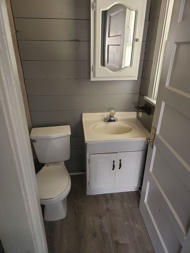 Building Photo - Newly Upgraded 2-Bedroom Home Available Now!
