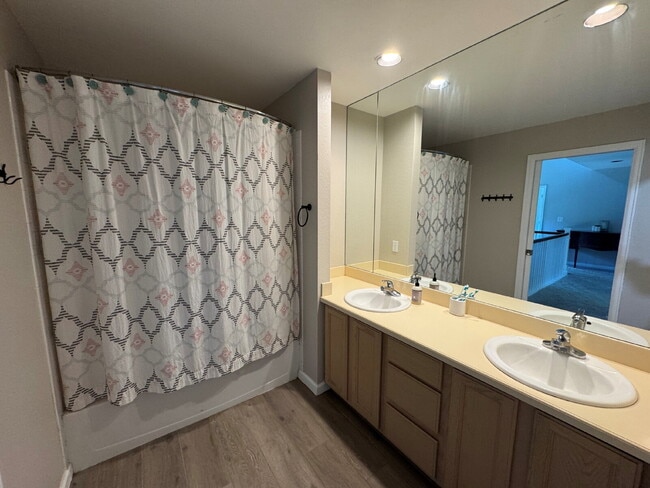 Building Photo - "Charming 4-Bed Oasis with 3 Full Baths and 2,275 Sq Ft of Comfort in Evergreen, CO!"