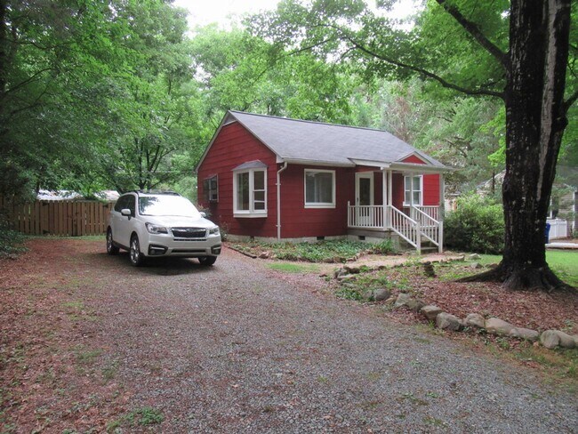 Building Photo - Lovely 2br bungalow with screened porch an...