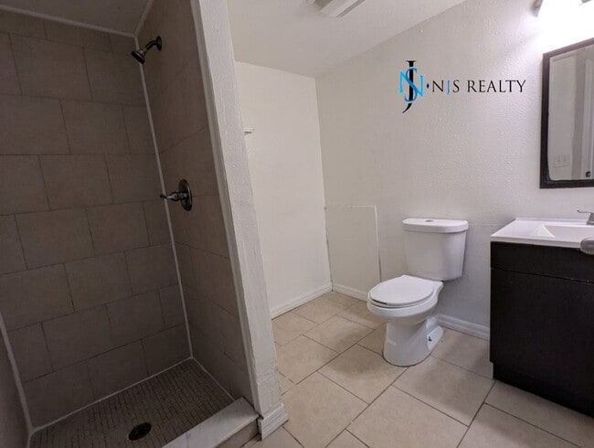 Building Photo - Gorgeous 3/2 1804 Sq. Ft. with new floorin...