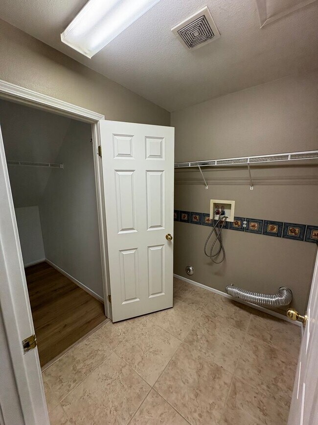 Building Photo - Beautiful 2-story home