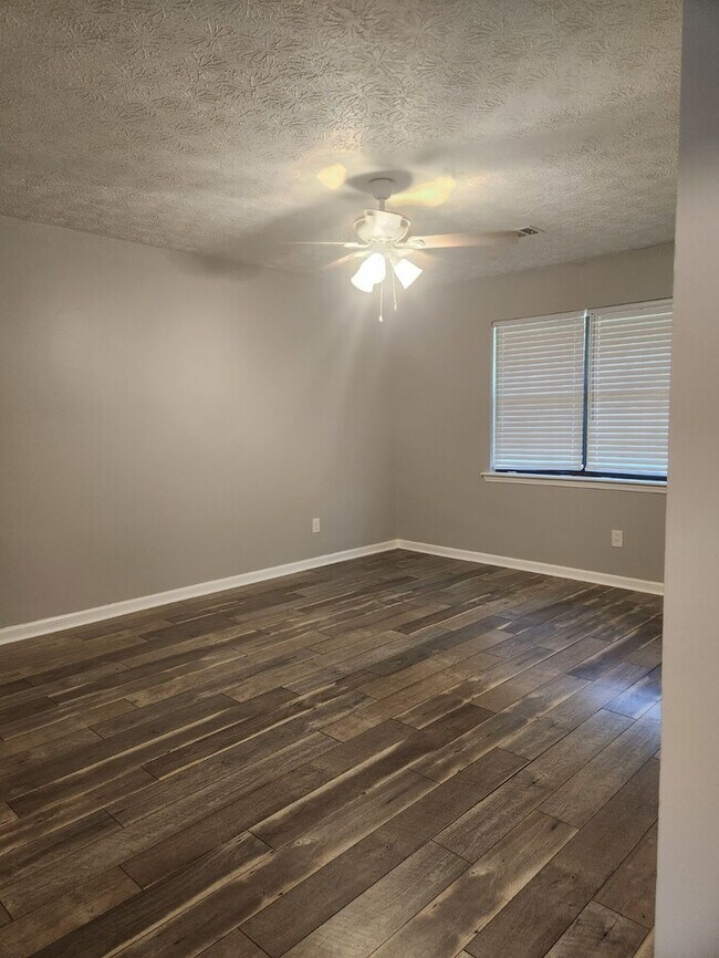 Building Photo - Tranquility and Space just 4 You!