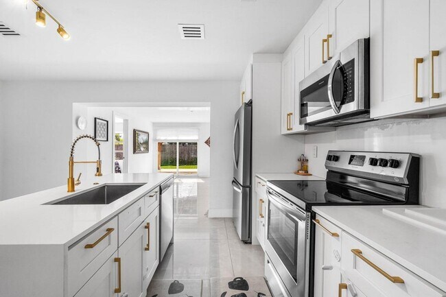 Building Photo - 403 S 13th Ct