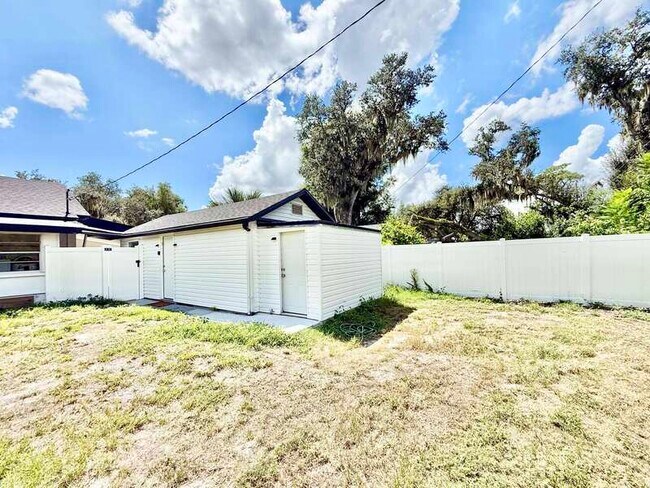Building Photo - 1704 E Elm Rd