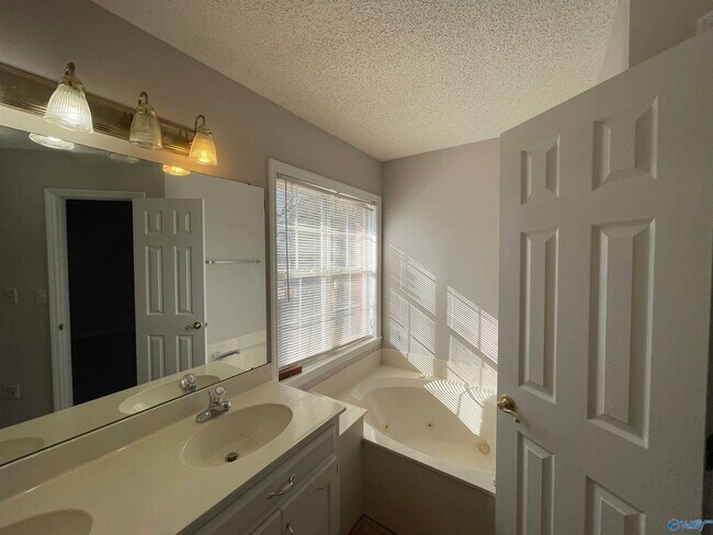 Building Photo - 100 Medicine Bend Ct