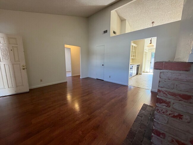 Building Photo - 2813 Pepper Oaks Dr