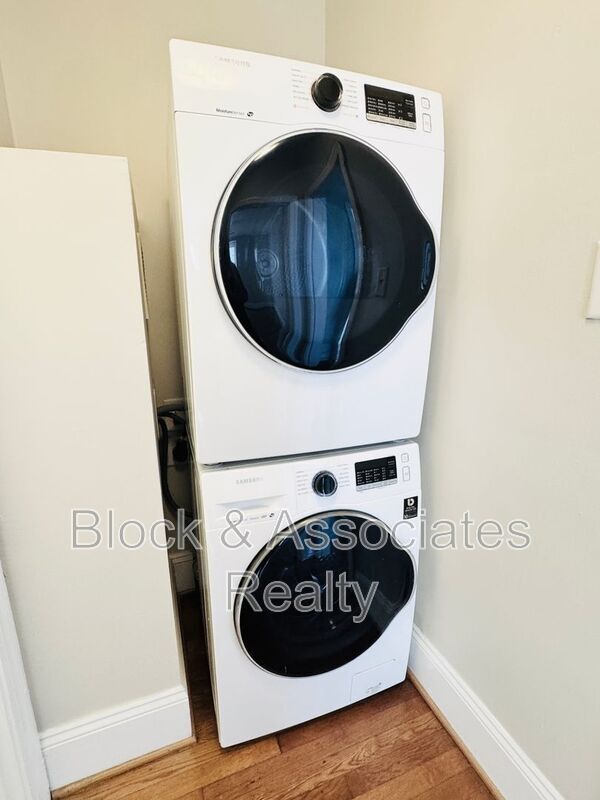 Building Photo - 1108 W Friendly Ave