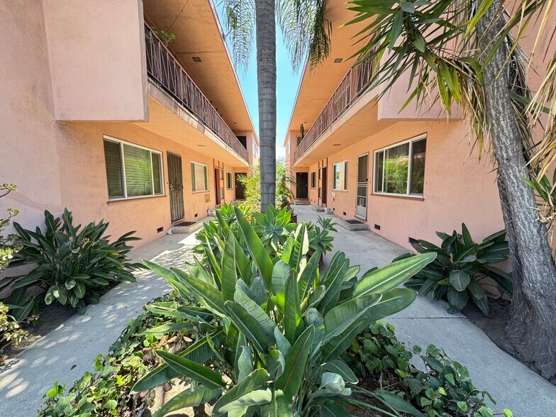 Building Photo - 1742 S Robertson Blvd