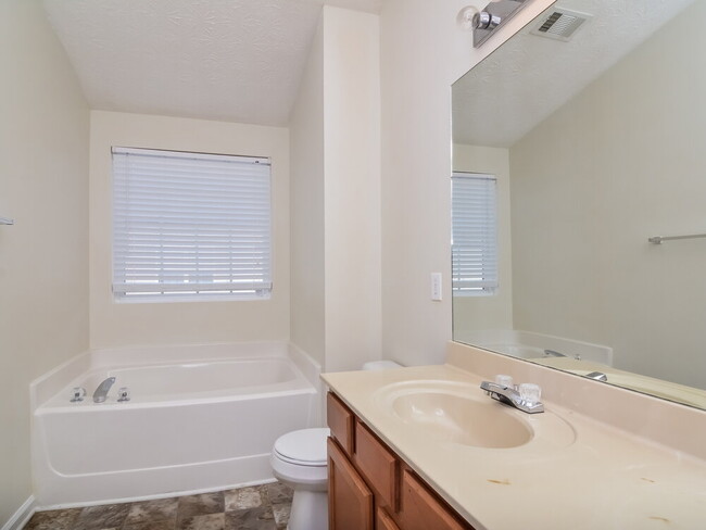 Building Photo - 142 Weatherstone Square Dr