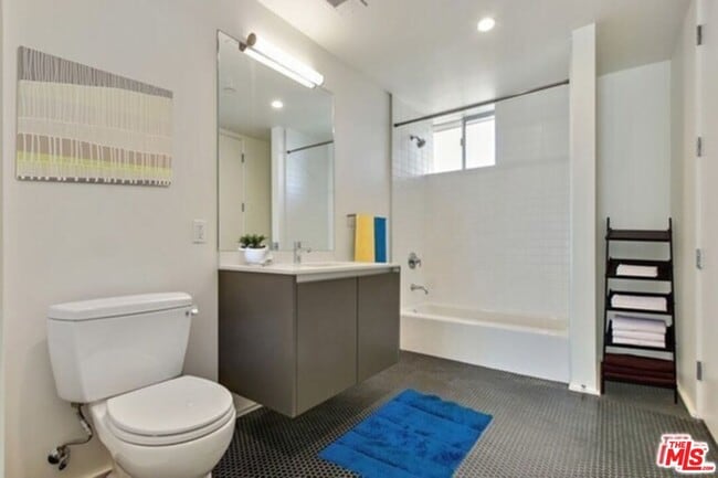 Building Photo - 1038 S Mariposa Ave