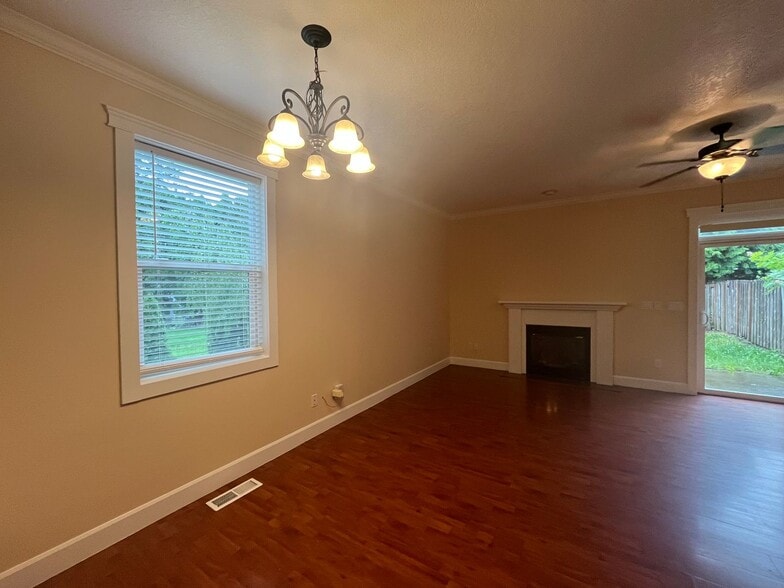 Building Photo - 1242 SE Roberts Ave