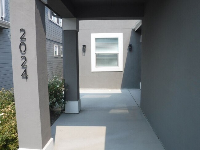Building Photo - Spectacular newer 3 bed 2.5 bath custom ho...