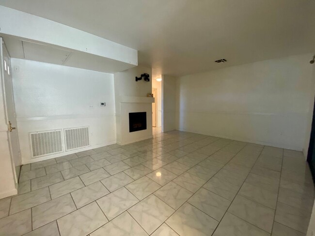 Building Photo - Cozy 2bd/2ba Gated Condo! W/ 2 Community Pools and Spa!