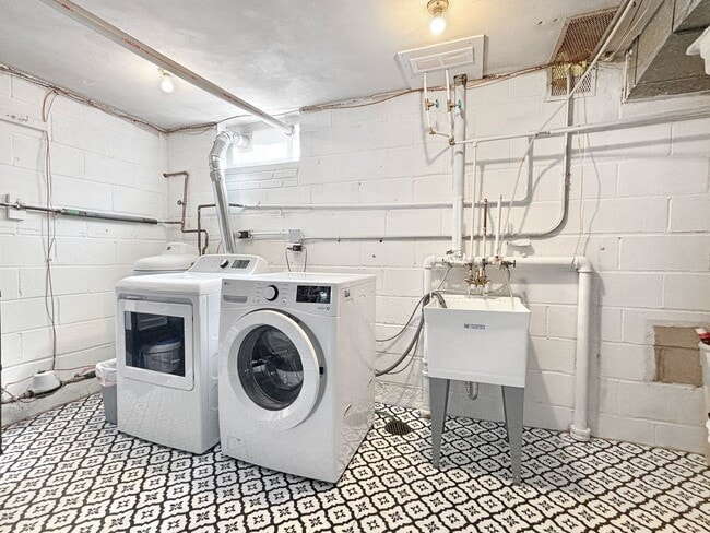 Building Photo - 2541 Lakewood Ln