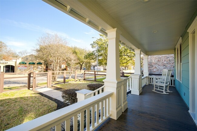 Building Photo - 312 W 20th St