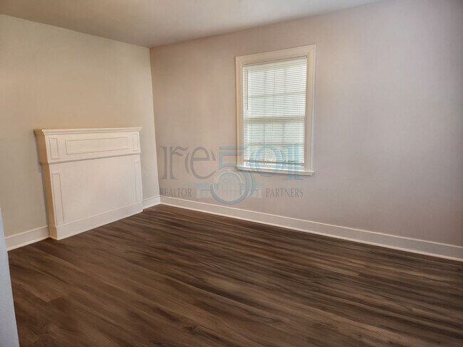 Building Photo - Cozy Apartment located near UAMS!