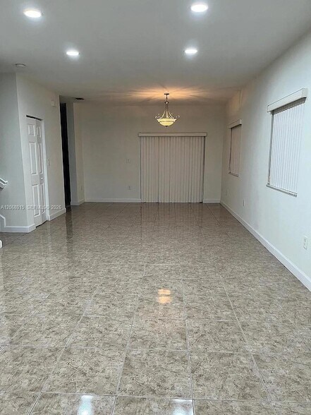 Building Photo - 350 NE 31st Terrace