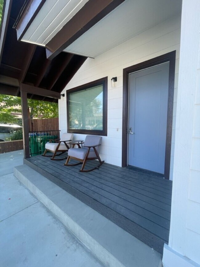 Building Photo - 2bd, 2ba Reno Bungalow in the Riverwalk Di...