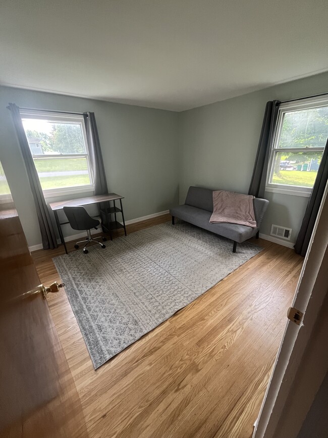 Building Photo - 215 Mystic Ln