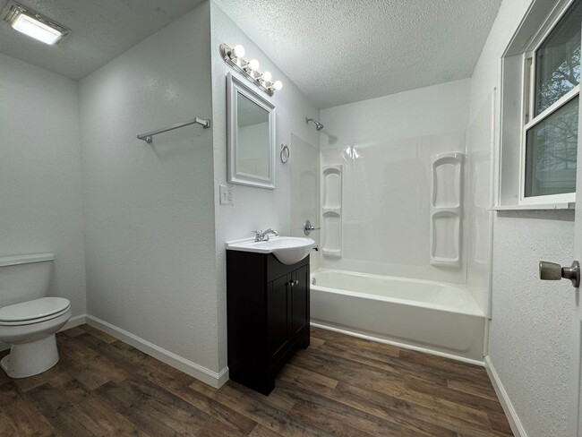 Building Photo - Rent to Own this beautiful 4 Bedroom 2 Ful...