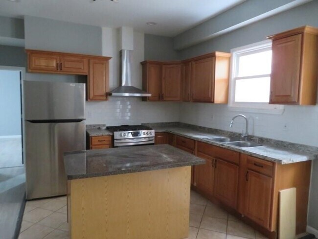 Building Photo - 572 Nassau St