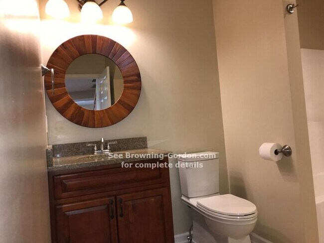 Building Photo - Adorable Cottage Available in Sylvan Park!