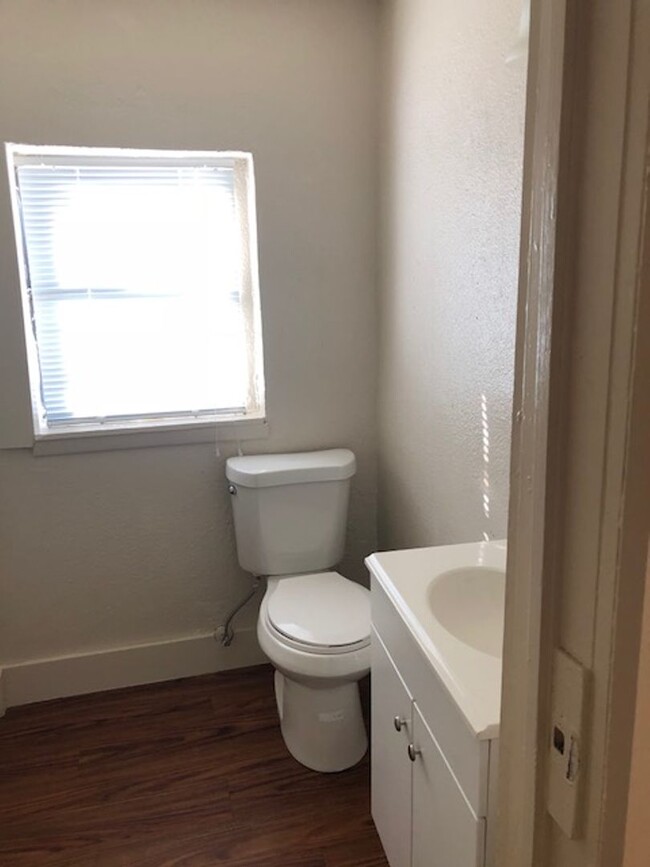 Building Photo - COZY 2 BEDROOM 1 BATHROOM HOUSE