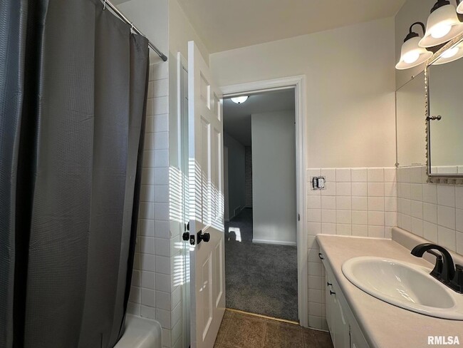 Building Photo - 2403 Lynnhaven Dr