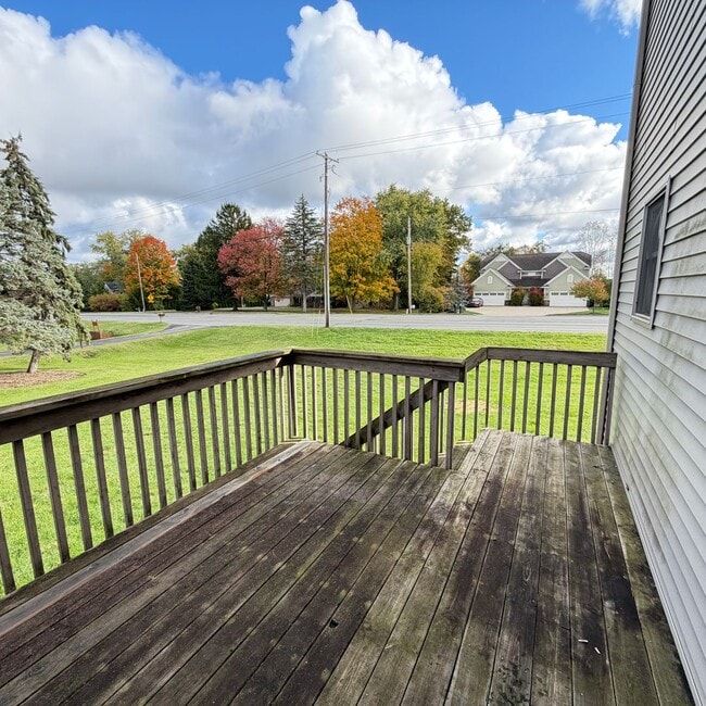 Building Photo - Large 3 bedroom duplex - move in ready!