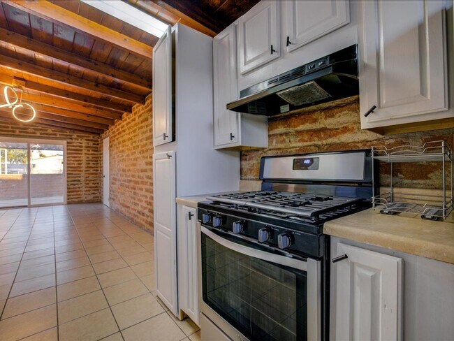 Building Photo - 3 Bedroom 1 Bathroom