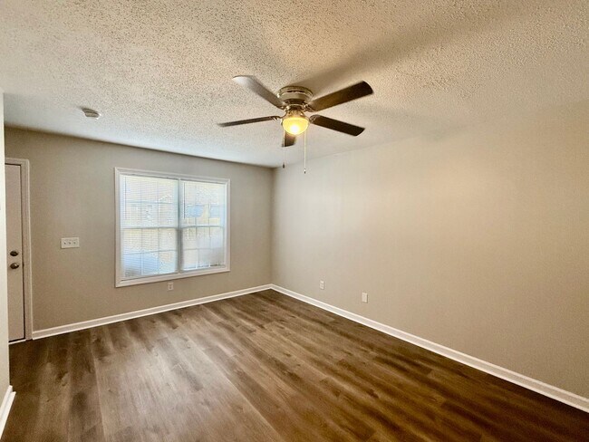 Building Photo - Two bedroom, 1.5 townhouse in Graham (Park...