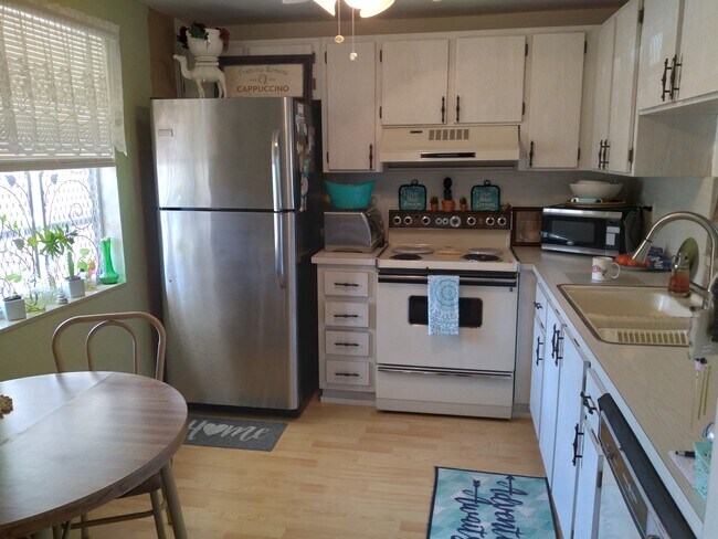 Kitchen/ No dishwasher - 131 SE 3rd Ave