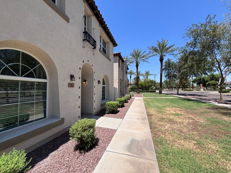 Building Photo - 947 S Utilis Dr