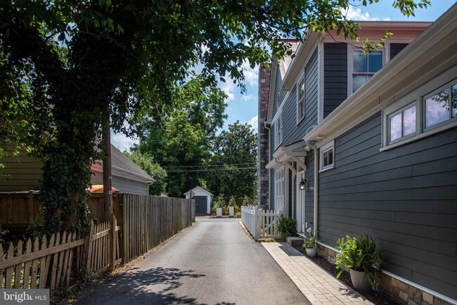 Building Photo - 703 Weedon St