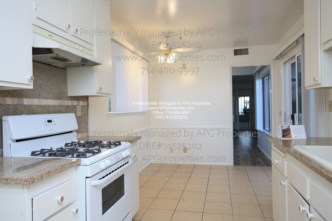 Building Photo - 3 Bedroom 1.5 Bathroom Townhome with a 2 c...