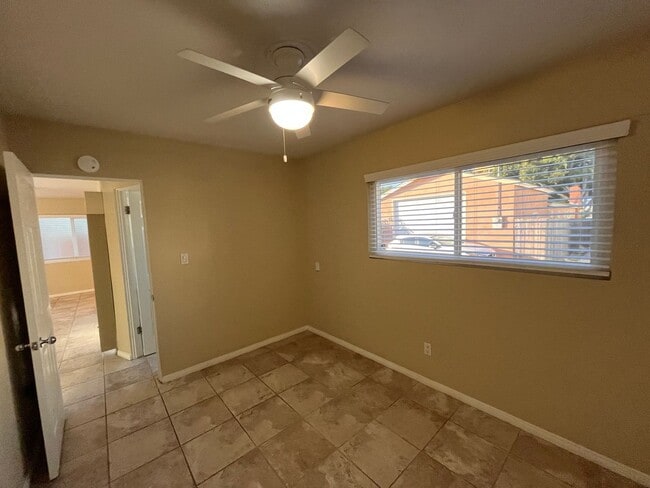 Building Photo - kl303r