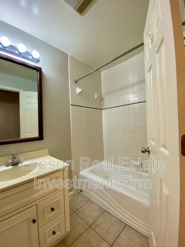 Building Photo - 1101 College St