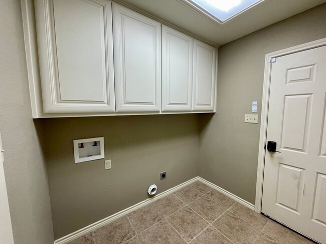 Building Photo - 5690 Nicole Ln