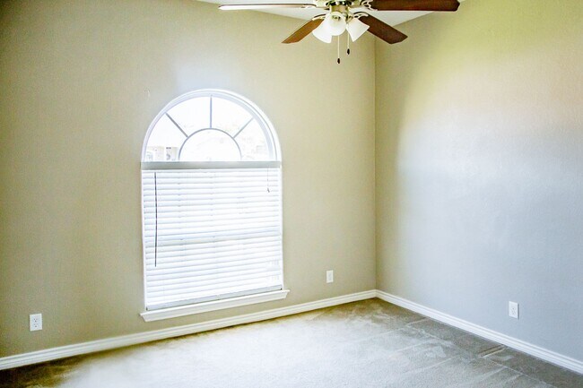 Building Photo - For Lease – $2,100/month | $2,250 Security...