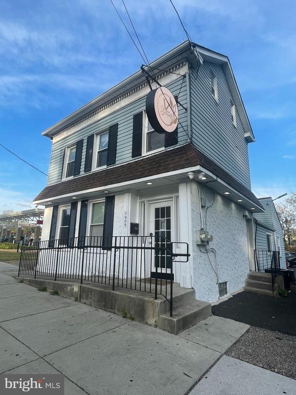 Building Photo - 7909 Oxford Ave