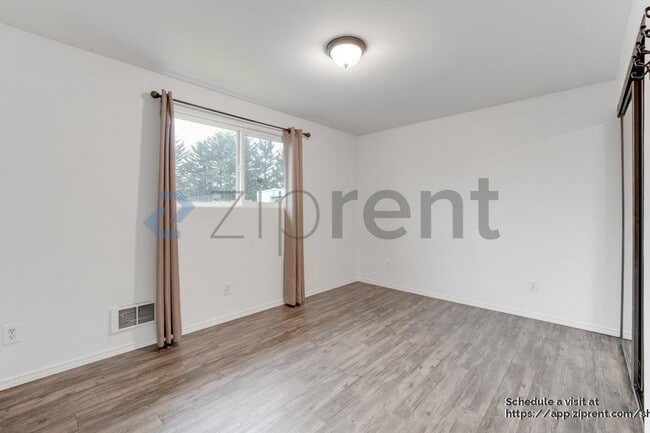 Building Photo - 9516 Holly Dr