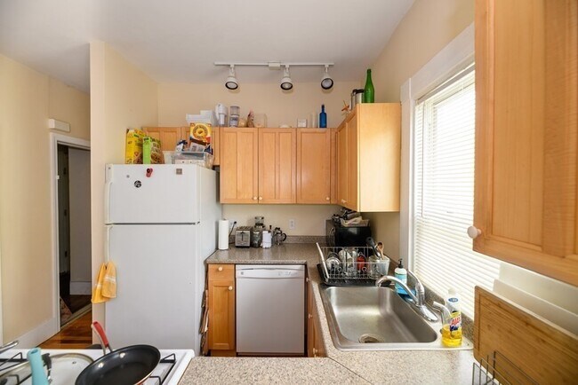 Building Photo - 39 Skehan St